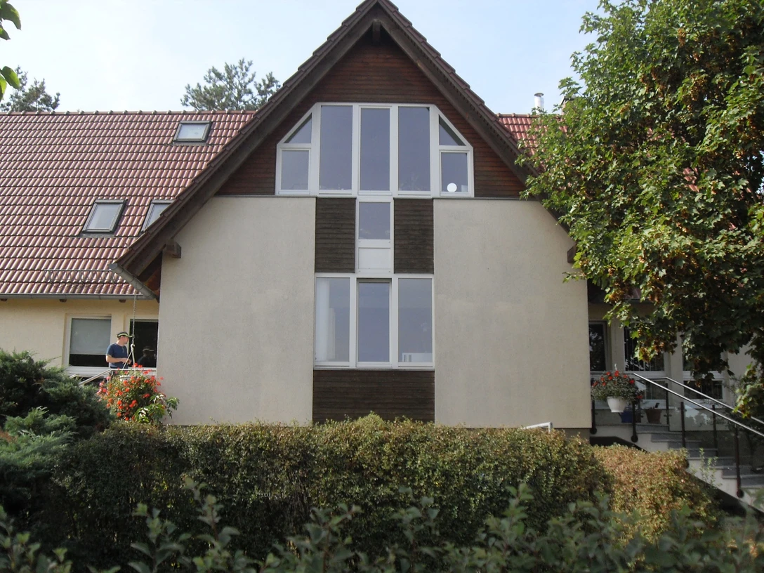 Hinter diesen unscheinbaren Mauern befindet sich die Kleine Galerie