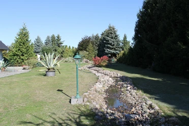 Blick in den weitläufigen Garten der Alten Schmiede, Foto:TEG