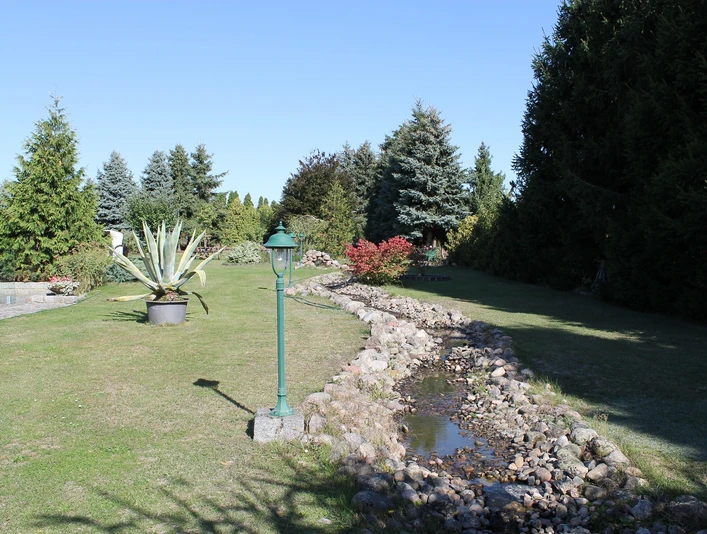 Blick in den weitläufigen Garten der Alten Schmiede, Foto:TEG