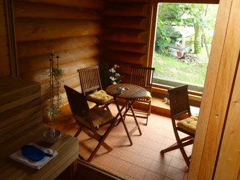 Blick aus der Sauna in den Garten