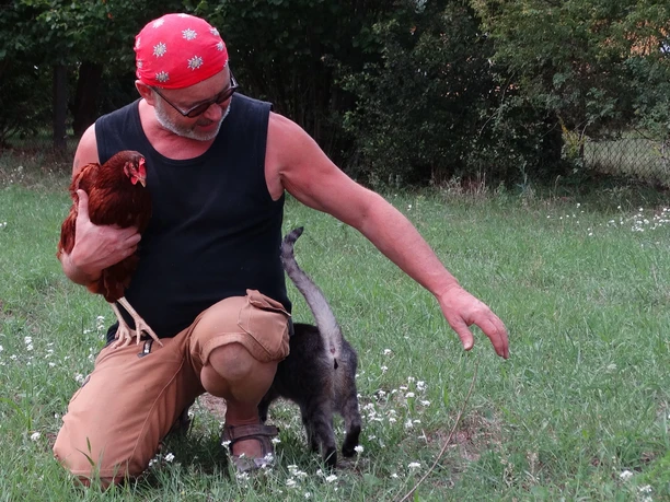 Hofleben: Der Vermieter Dieter Kotras mit tierischen Begleitern