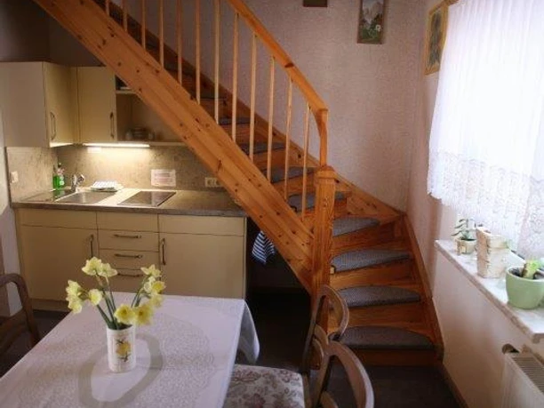 Küchenzeile und Aufgang zum Obergeschoss