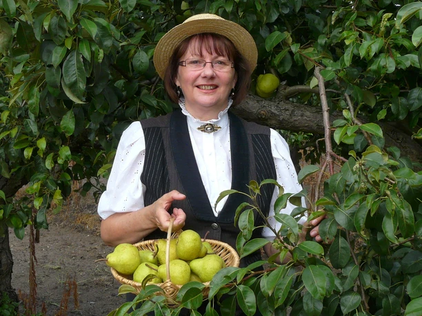 Als Fischerfrau um 1900 auf der Werderschen Insel unterwegs