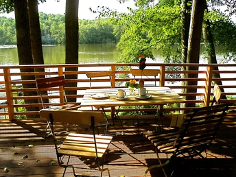 Terrasse mit Blick auf den See