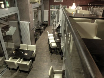 Tische im Coffee Corner