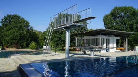 Sprungturm am Schwimmerbecken