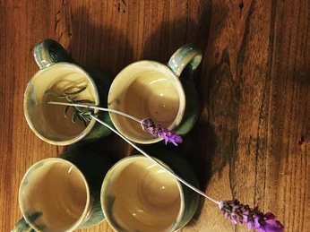 Ein Paar Schalen und Tassen