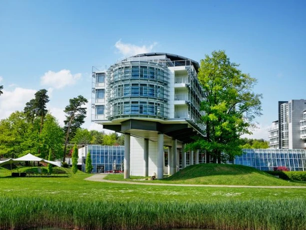 Außenansicht Hotel und Eventgarten (c) Kongresshotel Potsdam