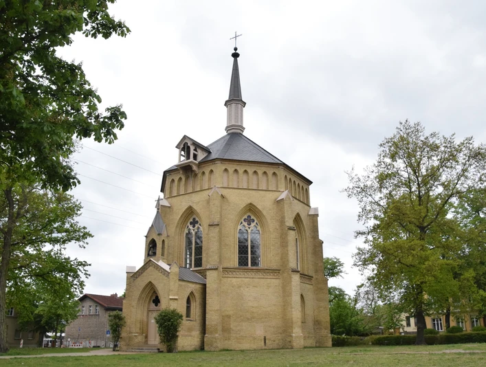 Kirche am Neuendorfer Anger