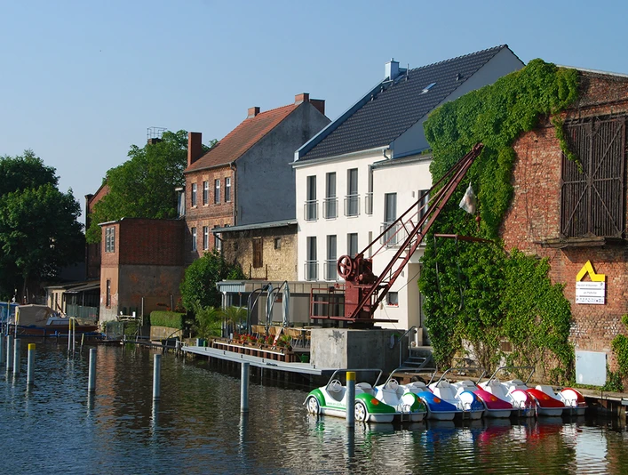 Neustädtisches Wassertor/Am Paffe-Kai - mit sonniger Restaurantterrasse © Christin Drühl