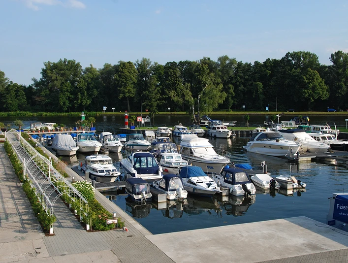Havel Marin - Hafen mit Laubengang und Terrassen © Christin Drühl