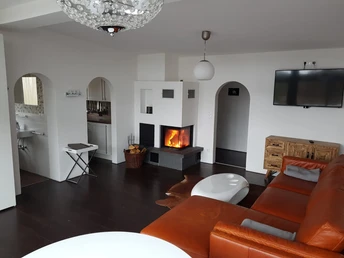 Wohnzimmer mit Kamin