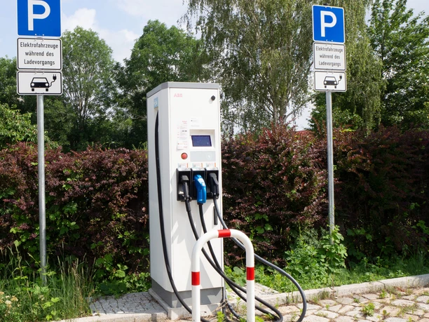 Stromtankstelle auf dem Parkplatz Ratinger Str.