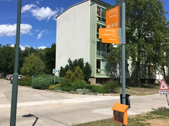 Startpunkt des Spaziergangs mit Infokasten