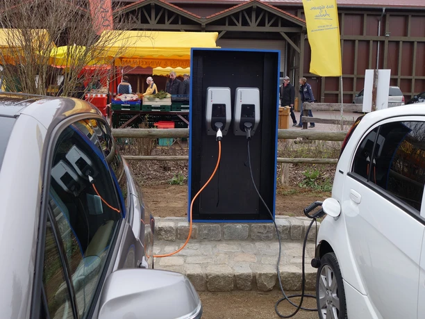 Parkplatz mit Ladestation in Klaistow