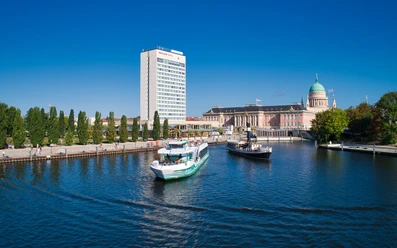 Hybridschiff "MS Schwielowsee und Dampfschiff "Gustav" im Hafen Potsdam