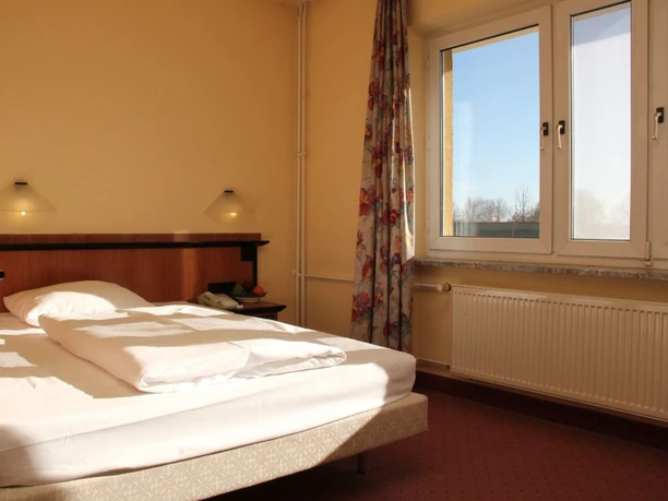 Zimmer mit Kingsize-Bett