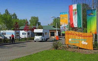 Einfahrt zum Wohnmobilstellplatz Blütencamping Riegelspitze