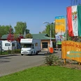 Einfahrt zum Wohnmobilstellplatz Blütencamping Riegelspitze