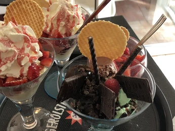 Verschiedene Eisbecher zur Auswahl