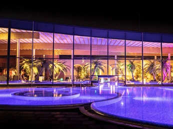 Außenbecken bei Nacht