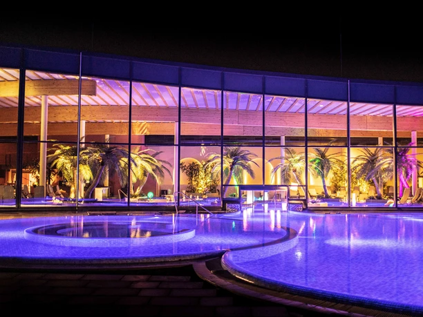 Außenbecken bei Nacht