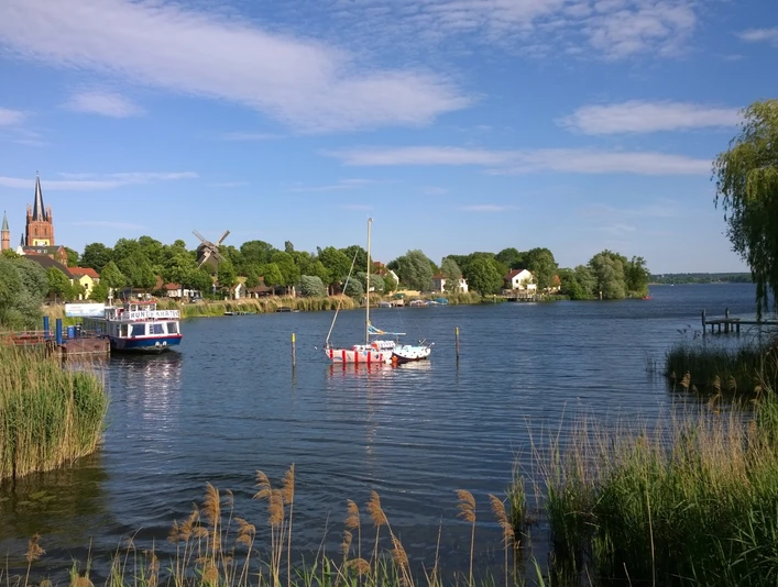 Reederei Bernd Kuhl im Hafen an der "Föhse"