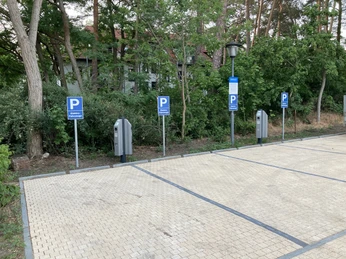 Stromtankstelle am Parkhaus der SaarowTherme