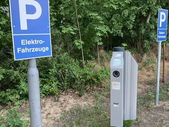 Stromtankstelle am Parkhaus der SaarowTherme