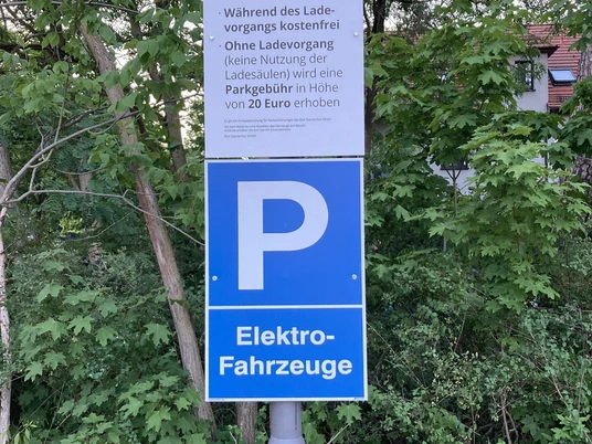 Stromtankstelle am Parkhaus der SaarowTherme