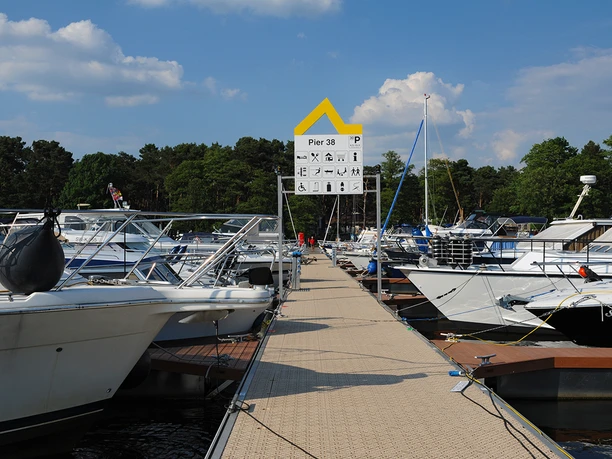 Pier 38 am Crossinsee - langer, solider Steg