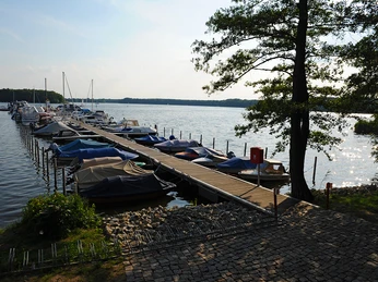Pier 38 am Crossinsee - der Steg gehört zu Brandenburg, das Land zu Berlin