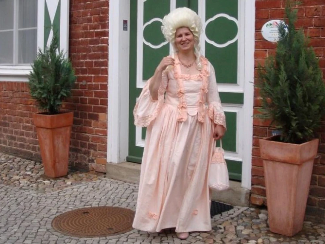 Elke Backhaus im historischen Gewand