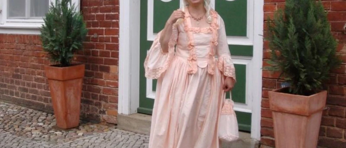 Elke Backhaus im historischen Gewand