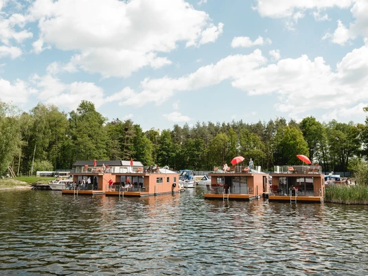 Hausbootplätze am Yachthafen