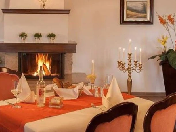 Gemütlich am Kamin sitzen im Hotel & Restaurant Haus am See