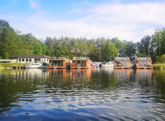 Hausboote im Yachthafen Ferchesar
