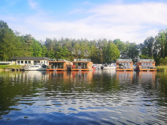 Hausboote im Yachthafen Ferchesar