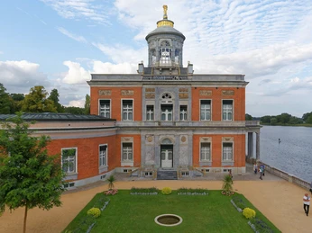 Seitenansicht des Marmorpalais mit Kuppel