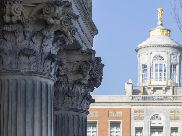 Säulen vor Kuppel des Marmorpalais