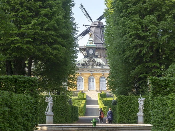 Parkblick zu den Neuen Kammern von Sanssouci mit Historischer Mühle dahinter