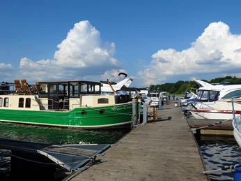 Potsdamer Seesportclub e.V. - solide Holzstege mit Strom und Wasser