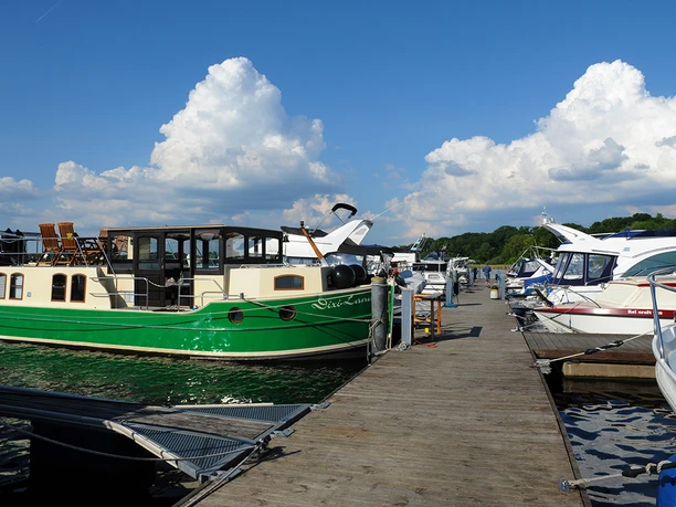 Potsdamer Seesportclub e.V. - solide Holzstege mit Strom und Wasser