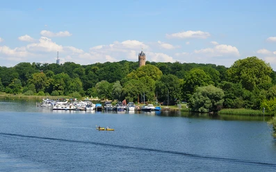 Potsdamer Seesportclub e.V. - unterhalb des Flatowturms und des Schlossparks Babelsberg -