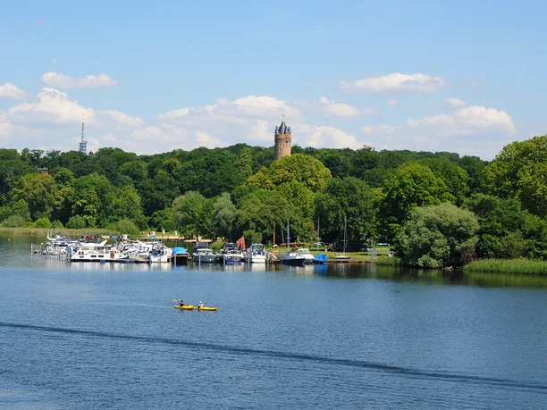 Potsdamer Seesportclub e.V. - unterhalb des Flatowturms und des Schlossparks Babelsberg -