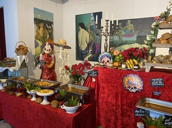 Kunst und Küche-Speisen inmitten der Kunst