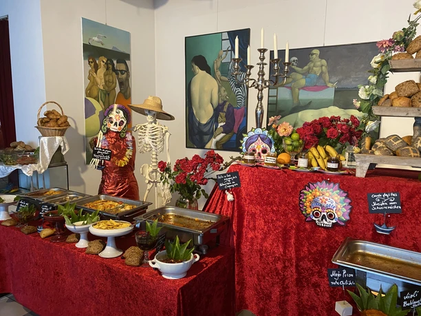 Kunst und Küche-Speisen inmitten der Kunst