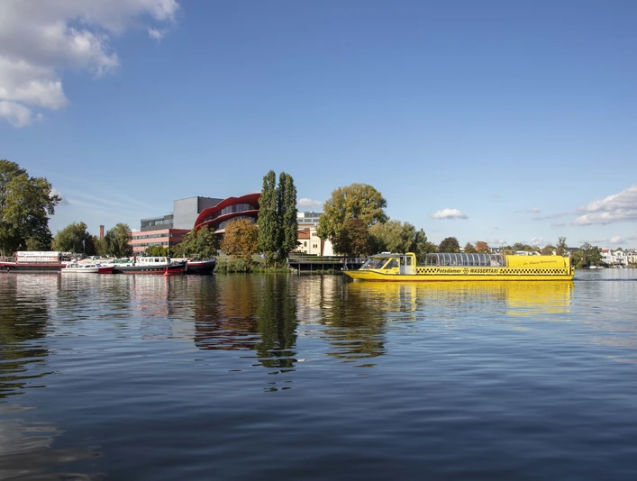Blick auf das Hans Otto Theater in der Schiffbauergasse am Tiefen See