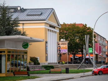 Friedrich-Wolf-Theater außen 1