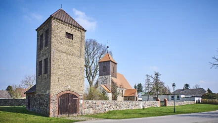 Spritzenhaus und Dorfkirche Lichtenow